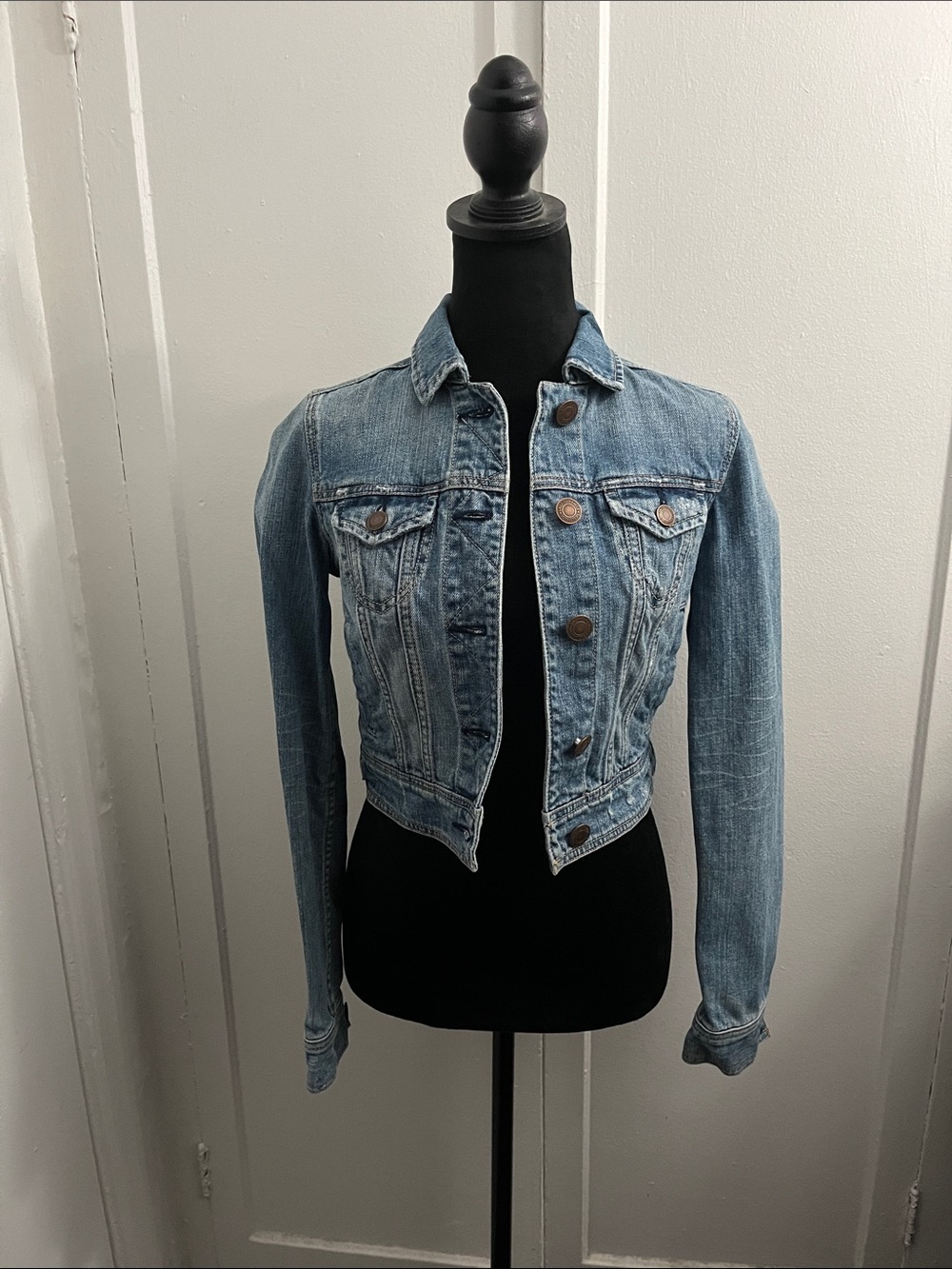 American Eagle Outfitters cropped denim jacket
